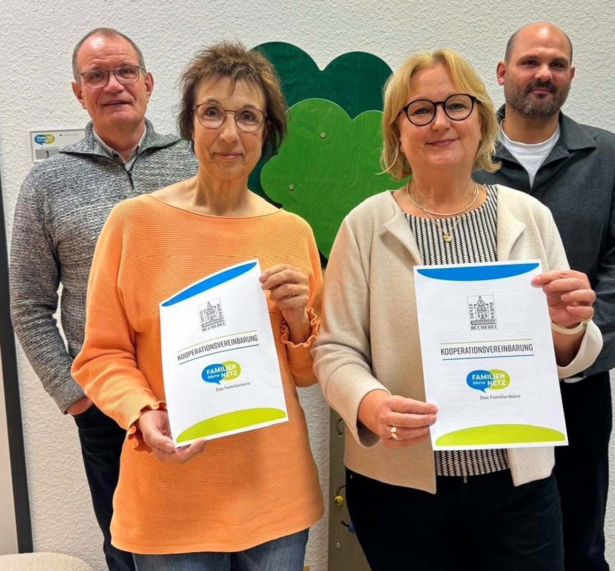 Freuen sich über die Zusammenarbeit (v.l.) Dezernent Frank Gründken, Gerlinde Schürkmann (Leiterin Stadtbücherei), Bettina Stilter (Leiterin Familiennetz) und Maik Rolefs, Abteilungsleiter Jugend und Familie. Foto: Stadt Werne