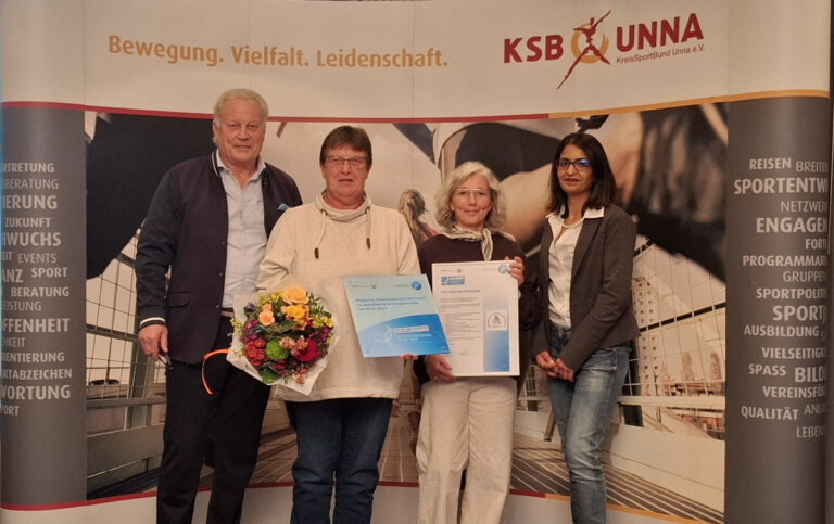 Die Beitrittsurkunde zum Qualitätsbündnis Sport NRW für den Behinderten- und Rehasport Werne e.V. übergab Klaus Stindt vom Kreissportbund Unna an Ute Schöler und Cornelia Löffler im Beisein von Anja Manjal, ebenfalls KSB (v.L.). Foto: privat