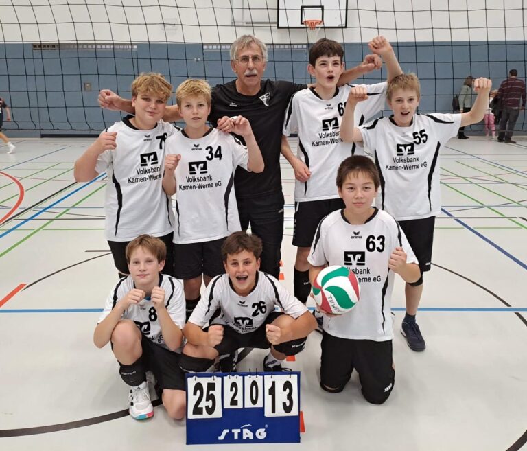Die U14 mit Trainer Bronek Bakiewicz festigte am zweiten Spieltag Rang zwei in der Volleyball-Oberliga. Foto: Verein