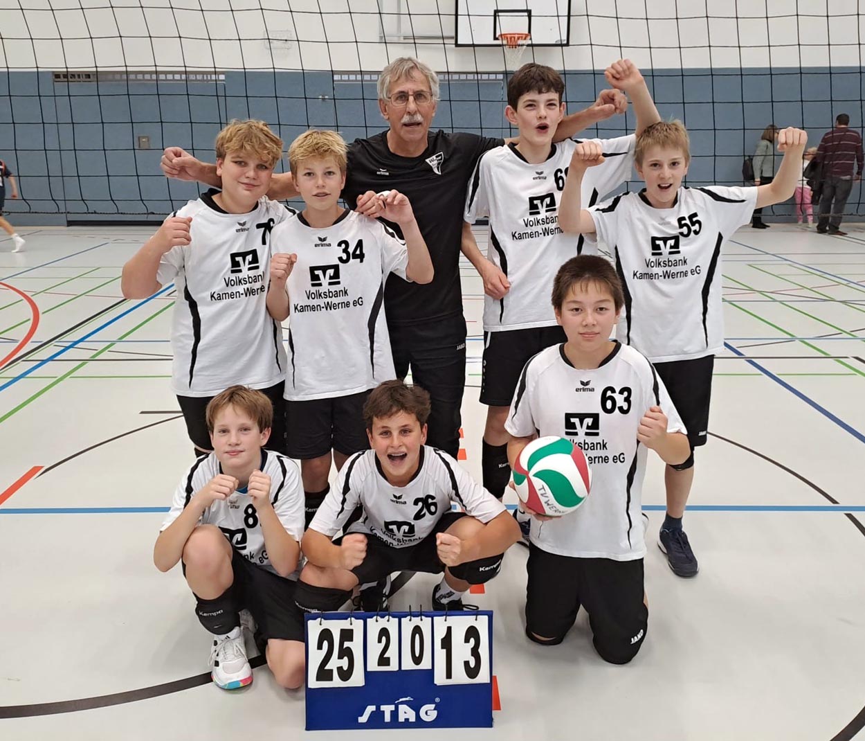 Die U14 mit Trainer Bronek Bakiewicz festigte am zweiten Spieltag Rang zwei in der Volleyball-Oberliga. Foto: Verein