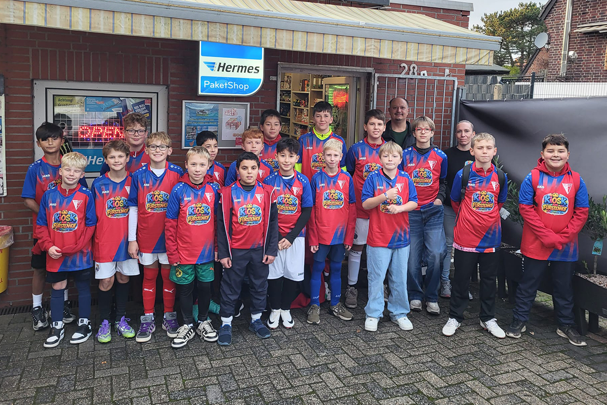 Die D2-Jugend des Werner SC bedankt sich für die neuen Trikots. Foto: WSC