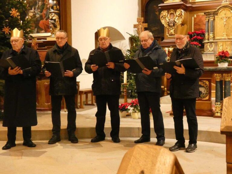 Die Klosterchorsänger beim Liedersingen zum Abschluss der Weihnachtszeit 2024. Foto: Zumholz