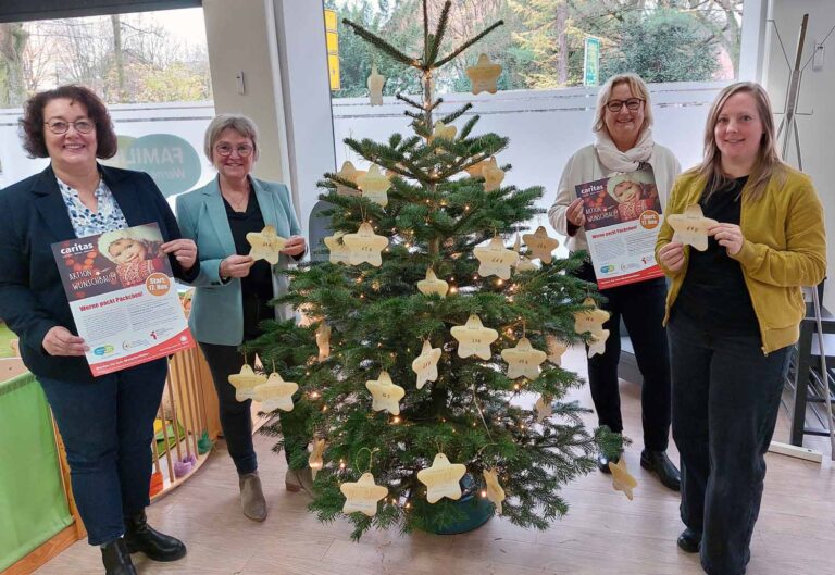 Stellten die "Werne packt Päckchen"-Aktion im Familiennetz vor (von links): Elisabeth Meßner (Familiennetz), Ute Waterhues (Caritas), Bettina Stilter (Leiterin Familiennetz) und Anika Wenning, Schulsozialarbeiterin an der Uhlandschule. Foto: Wagner