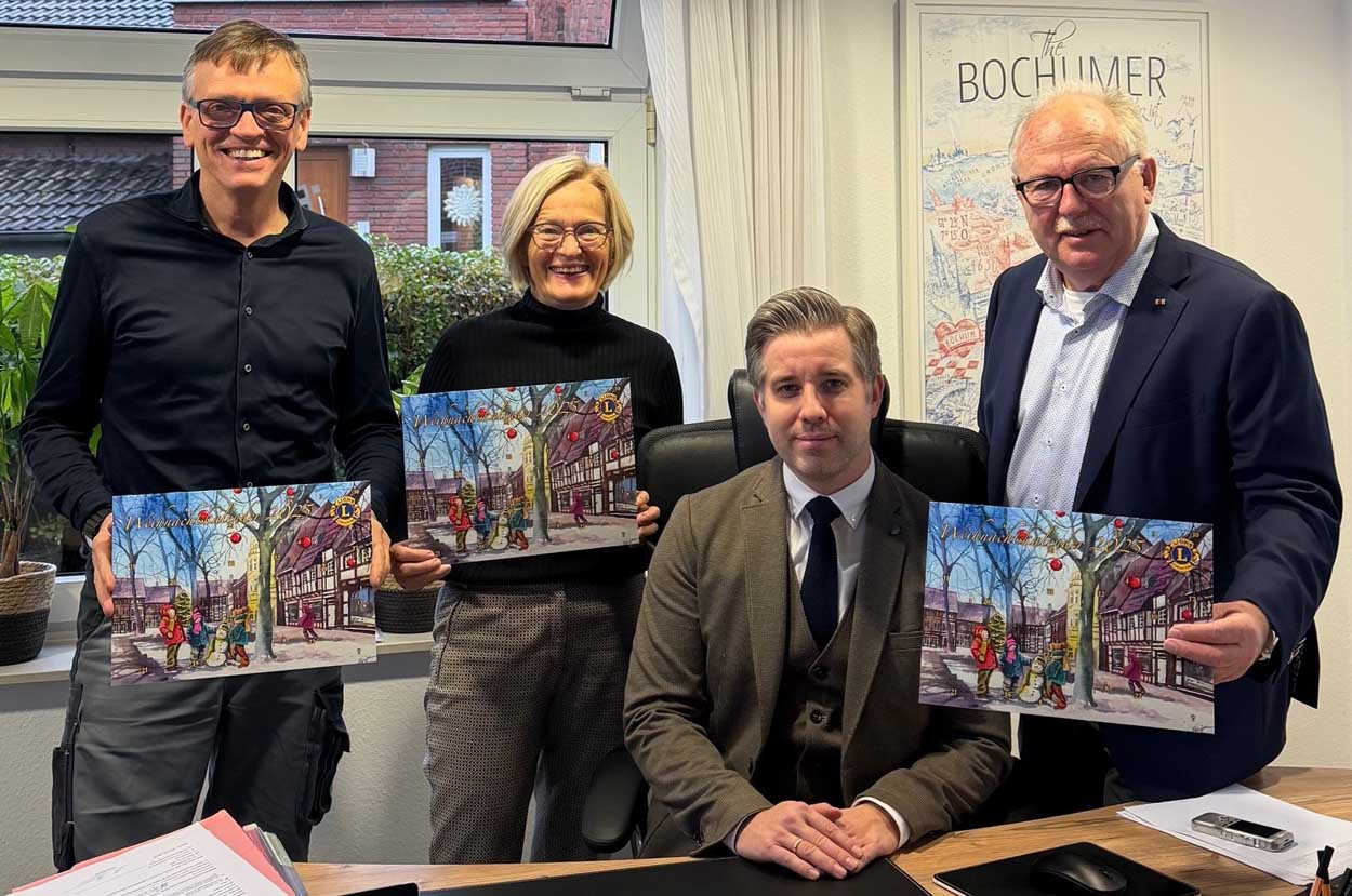 Gerd Walters (von links), Lions-Präsidentin Andrea Blumrich, Notar Patrick Wilkock und Michael Zurhorst, Vorsitzender des Lions Fördervereins Werne in Westfalen, bei der Ziehung der Gewinnnummern des Lions Weihnachtskalenders. Foto: privat