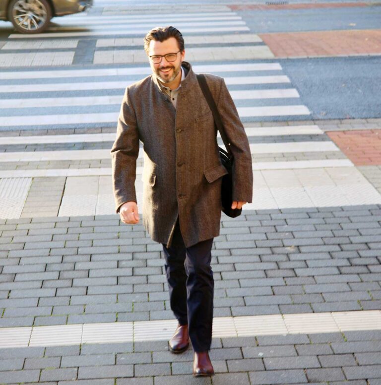 Auf dem Weg zu seinem ersten Arbeitstag: Neu-Bürgermeister Lars Hübchen. Fotos: Stadt Werne