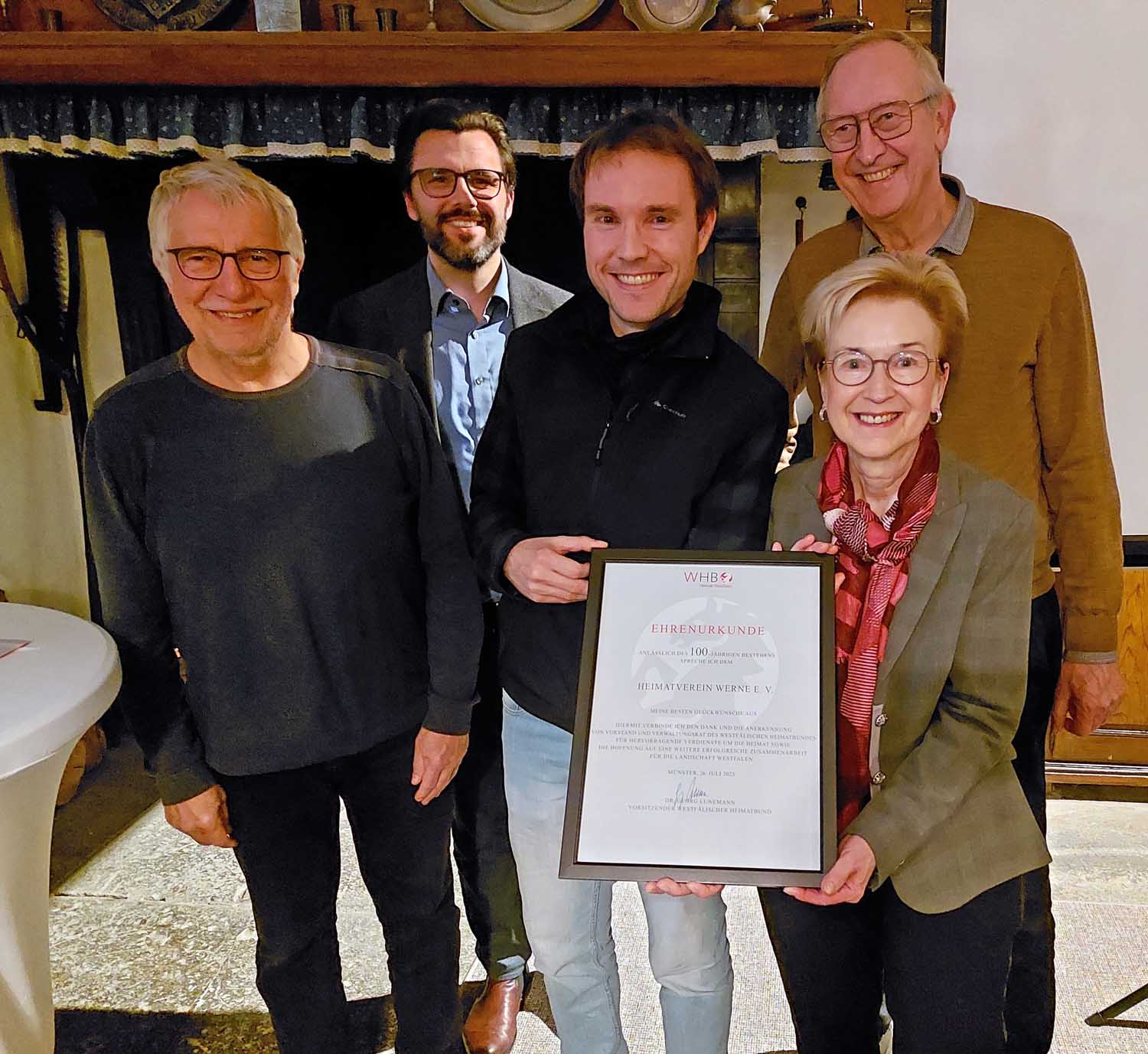 Freuten sich über die Ehrenurkunde zum 100-jährigen Bestehen für den Heimatverein Werne: (v.l.) Mario Neubauer, Bürgermeister Lars Hübchen, Kreisheimatpfleger André Siegel, Vorsitzende Barbara Schaewitz und Raimund Happ. Foto: Wagner
