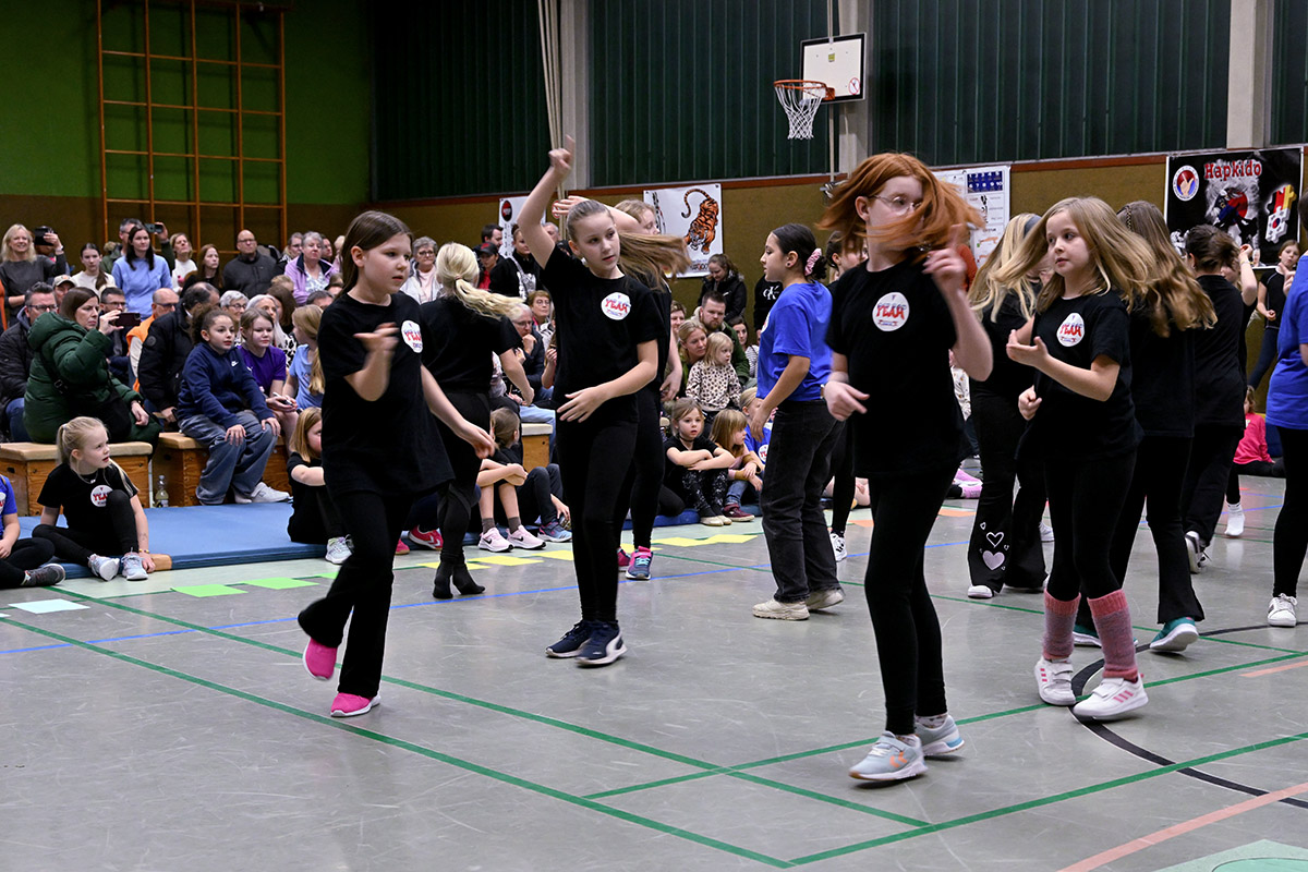 Auf der Weihnachtsfeier begeisterten die Kinder mit den einstudierten Choreografien ihre Eltern und Freunde. Foto: MSW