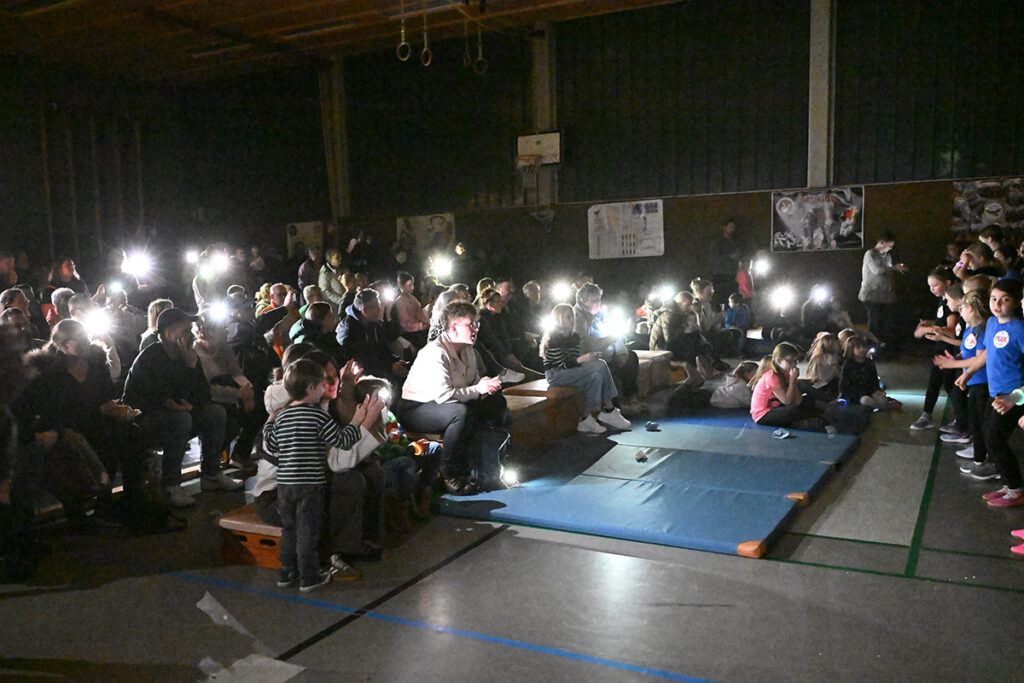 Beim Schlusslied war die Wienbrede-Turnhalle nur durch die Handy-Lampen der Zuschauer erleuchtet. Foto: MSW