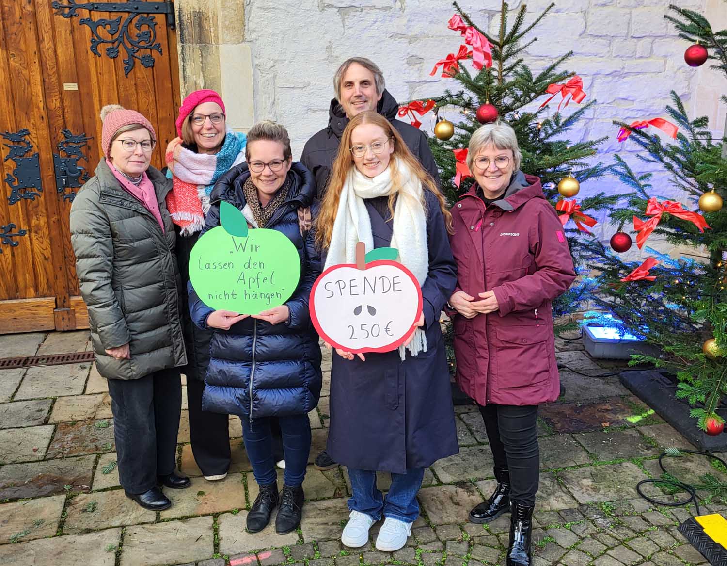 Rebecca und Sophie Gutzat nahmen die Spende für den Verein 
