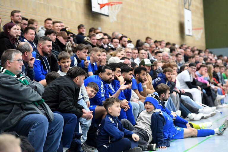 Bis auf den letzten Platz besetzt war die Lindert-Sporthalle am ersten Turniertag. Foto: MSW