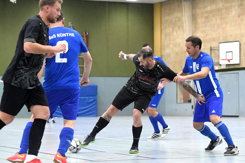 Jede Menge Tore fielen in den zehn Spielen der Ü32-Gruppe. Im ersten Spiel trennten sich der SuS Rünthe (blaue Trikots) und der Werner SC mit 4:4. Foto: MSW