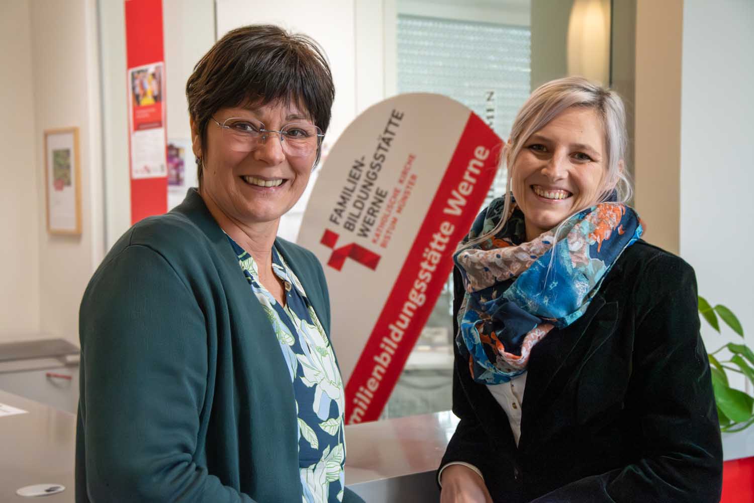 Monika Wesberg (links) gibt die Leitung der Familienbildungsstätten Selm und Werne an Sonja Szwalek weiter. Foto: Bischöfliche Pressestelle/Michaela Kiepe