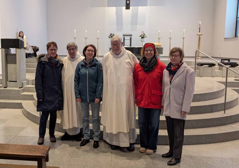 Stellvertretend für das Organisationsteam und alle Mitwirkenden überreichte Mareike Gerundt (3.v.l.) den Erlös aus den Veranstaltungen im Gemeindeteil Maria Frieden an den Provinzial der Arnsteiner Patres, P. Martin Königstein (Mitte) und seinen Mitbruder P. Wolfgang Jungheim sowie an Pia Gunnemann (2.v.r.), Andrea Milde (1.v.r.) und Marianne Schäper-Mürmann (1.v.l.) als Vertreter:innen des Netzwerks mit Engagements. Foto: Lukas Nattler