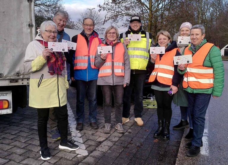 Ehrenamtliche der KAB verschenken am zweiten Adventssonntag Nikolaustüten und Dankes-Karten an Lkw-Fahrer und -Fahrerinnen auf Autobahn-Rastplätzen. Foto: H. Honauer