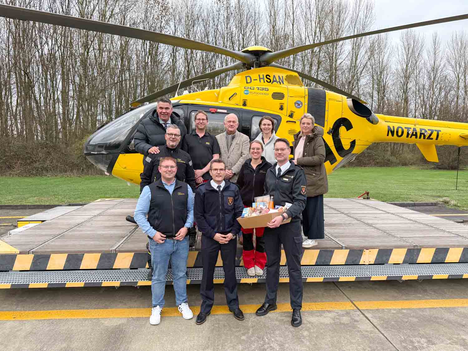 Von hinten links nach rechts vorne: Landrat Mario Löhr, Stefan Unterbusch (Leitender Hubschraubernotarzt), Holger Gutzeit (Dezernent Kreis Unna), Priv.-Doz. Dr. Christine Meyer-Frießem (Teamchefin und Chefärztin der Klinik für Anästhesie, Intensiv- und Schmerzmedizin), Julia Alexandra Schütte (Geschäftsführerin St. Marien Hospital), Thomas Kade (Stationsleiter Christoph 8), Kim Kristin Friedel (diensthabende Notärztin Christoph 8), Michael Gilbert, (Regionalbeauftragter Luftrettung ADAC Luftrettung gGmbH), René Wauro (Kreisbrandmeister Kreis Unna) und Dr. Erik Lipke (Ärztlicher Leiter Rettungsdienst Kreis Unna). Foto: Max Rolke - Kreis Unna
