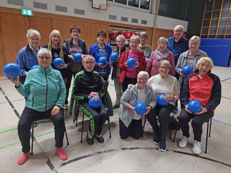 Jeden Dienstag treffen sich die Teilnehmenden mit Freude und Begeisterung in der Uhland-Turnhalle.
