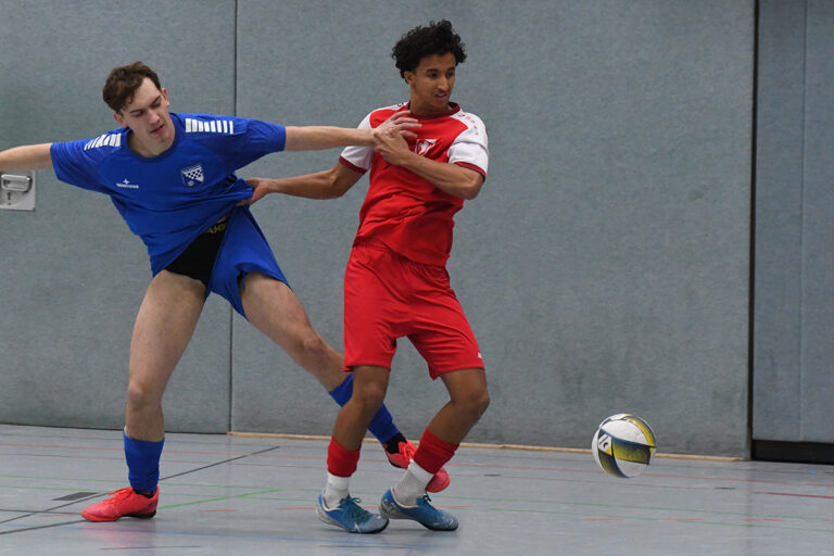 Heiß her ging es im Spiel zwischen den A-Junioren des SuS Rünthe (blaue Trikots) und Hammer SpVg II. Foto: MSW