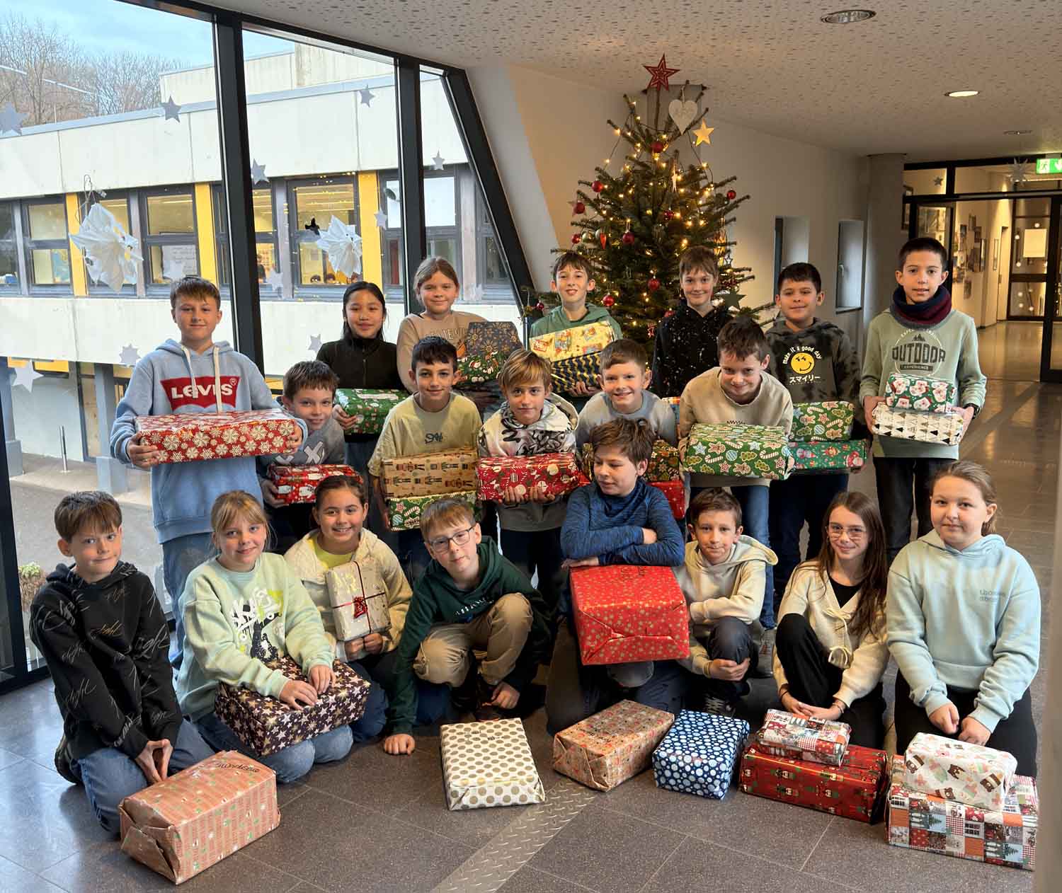 Liebevoll zusammengestellte Geschenkkisten wurden von den AFG-Schülern mit Spielsachen, Lebensmitteln oder nützlichen Alltagsgegenständen befüllt und mit persönlichen Weihnachtsgrüßen oder Gedichten individuell gestaltet. Fotos: AFG