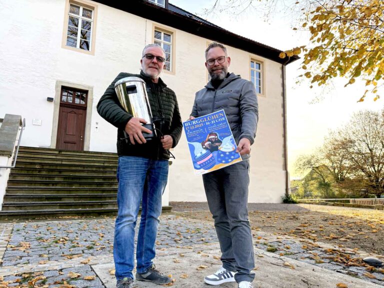 Wilfried Reckers (l.) und David Ruschenbaum vom Stadtmarketing freuen sich auf die neue Veranstaltung "Burglühen" am 17. Dezember um und in der Burg Botzlar. Foto: Stadt Selm / M. Woesmann
