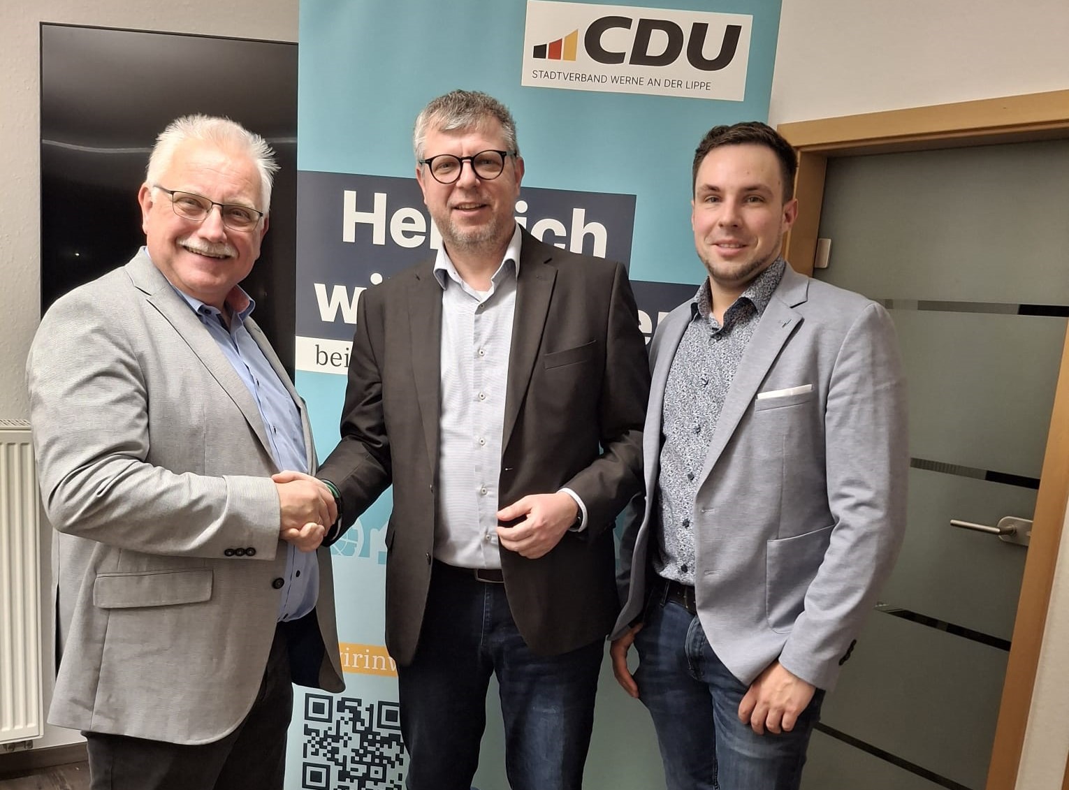 Thomas Worms (links) übergibt den Vorsitz nach sechs Jahren an Sascha Casper (mitte), bleibt dem Vorstand aber erhalten. Auch Stadtverbandschef Martin Cyperski dankte Worms und beglückwünschte Casper. Foto: CDU