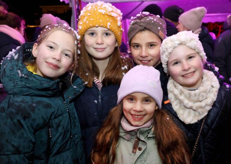 Fazit zum Weihnachtsmarkt: Ende mit Kunstschnee und Wunderkerzen