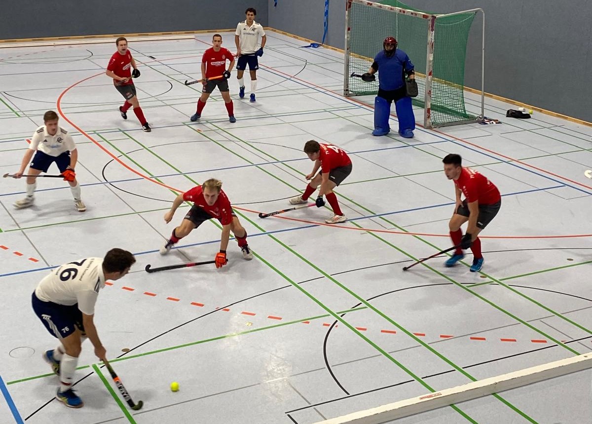 Die Hockeyherren des TV Werne (rote Trikots) mussten in Dortmund die erste Saisonniederlage hinnehmen. Fotos: Verein