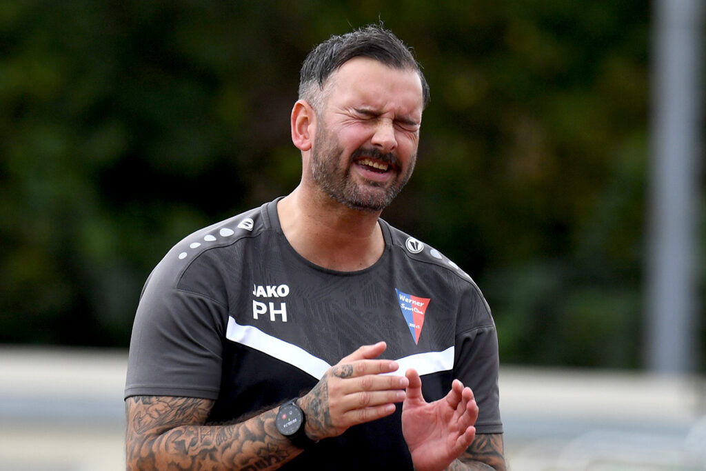 Trainer Pascal Harder litt an der Seitenlinie. Seine Mannschaft spielte gut, belohnte sich aber nicht.  Archivfoto: MSW