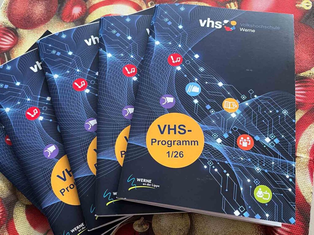 Das Programmheft der VHS Werne im praktischen Handtaschenformat spricht neue Zielgruppen an. Foto: VHS