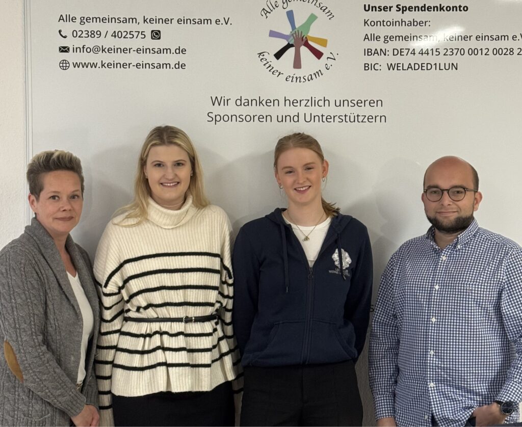 Die Mitglieder des Leo Clubs Werne - stellvertretend Michelle Gewalt (2. von links), Stina Plaß und Frederik Holtrup - unterstützen ebenfalls das Engagement von Rebecca Gutzat (ganz links) und ihren Helfenden im Verein "Alle gemeinsam, keiner einsam". Foto: privat