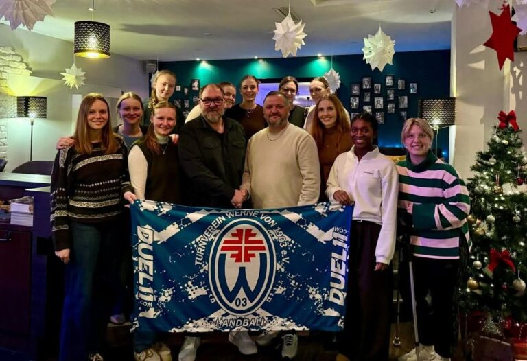 Auf der Weihnachtsfeier verkündete Björn Biermann aus dem Handballvorstand die erfreuliche Nachricht: Damen-Trainer Ingo Wagner macht weiter. Foto: Verein