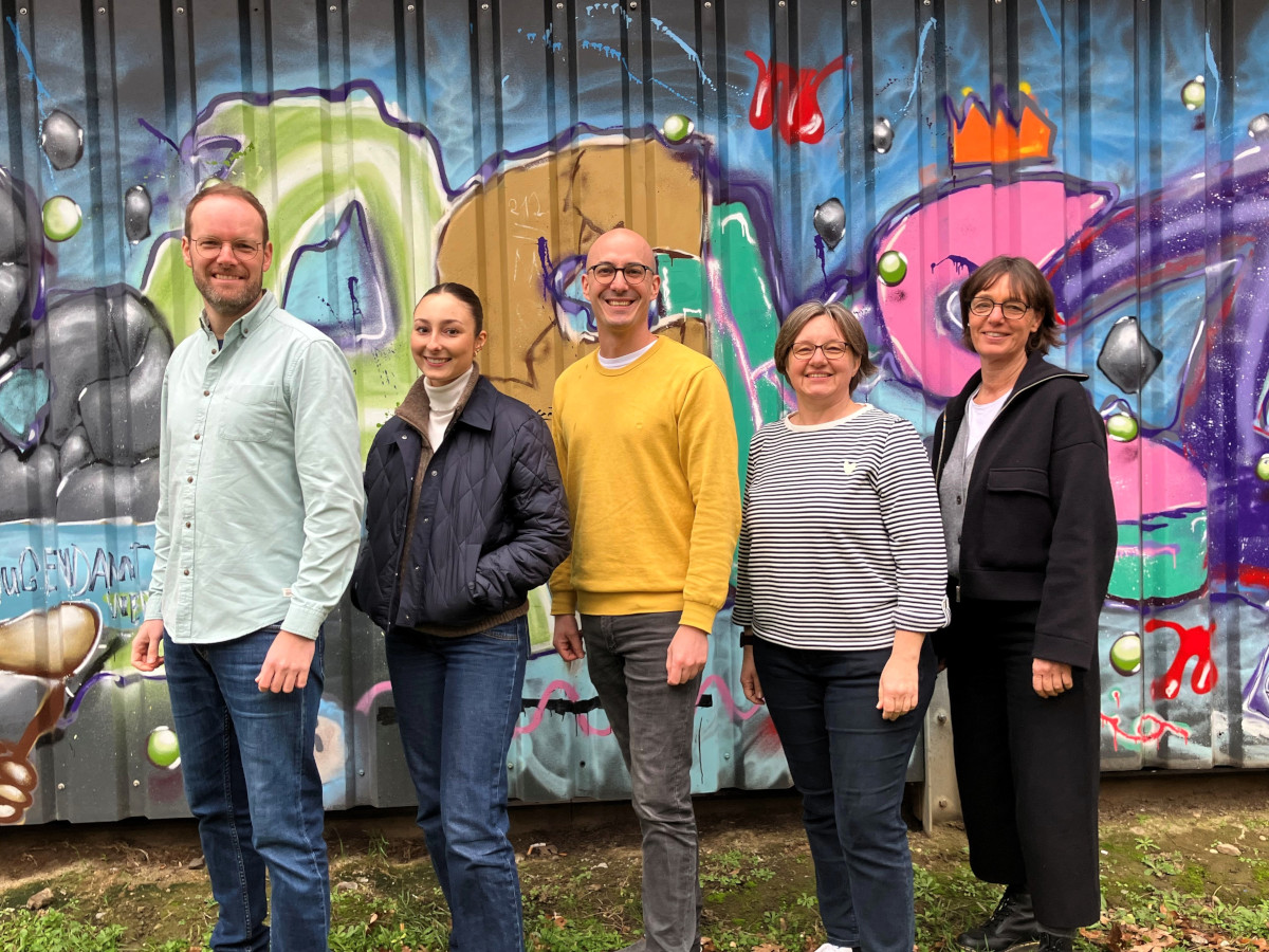In Sachen Demokratierbildung arbeiten Florian Pees (Heilpädagogisches Kinderheim Hamm), Katharina Wienke (Studentische Hilfskraft), Jens Viandante (Projektkoordinator Jugendamt), Jutta Buller (Lehrkraft MSS) und Sabine Meuche (Abteilungsleitung MSS) zusammen (v.l.). Foto: Stadt Werne