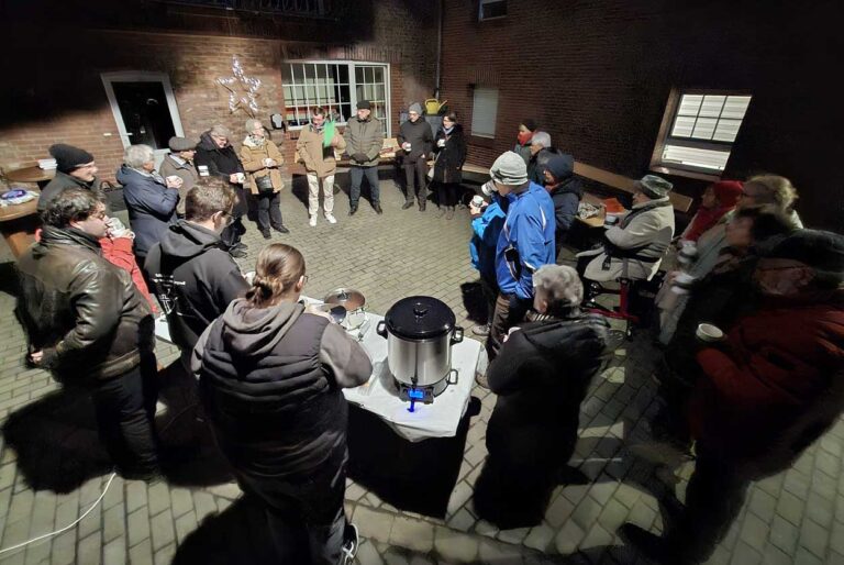 Bei Familie Lochthofen fand das erste Adventsfenster der Kolpingsfamilie in diesem Jahr statt. Foto: E. Schwert