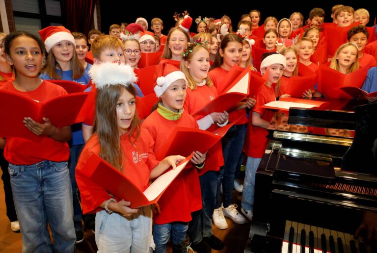 Die Ohrwürmer proben fleißig für ihren Auftritt kurz vor dem Fest. Fotos: Christoph Volkmer