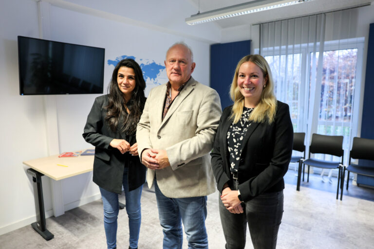 Fachbereichsleiterin Şengül Ersan, Dezernent Holger Gutzeit und Teamleiterin Jana Wigant im Wartebereich der Ausländerbehörde (v.l.). Fotos: Max Rolke, Kreis Unna