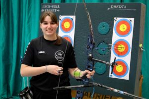 Das Stockumer Bogensporttalent Lara Scheer hat im Frühjahr erstmals an den Deutschen Meisterschaften im Bogenschießen teilgenommen. Fotos: Volkmer