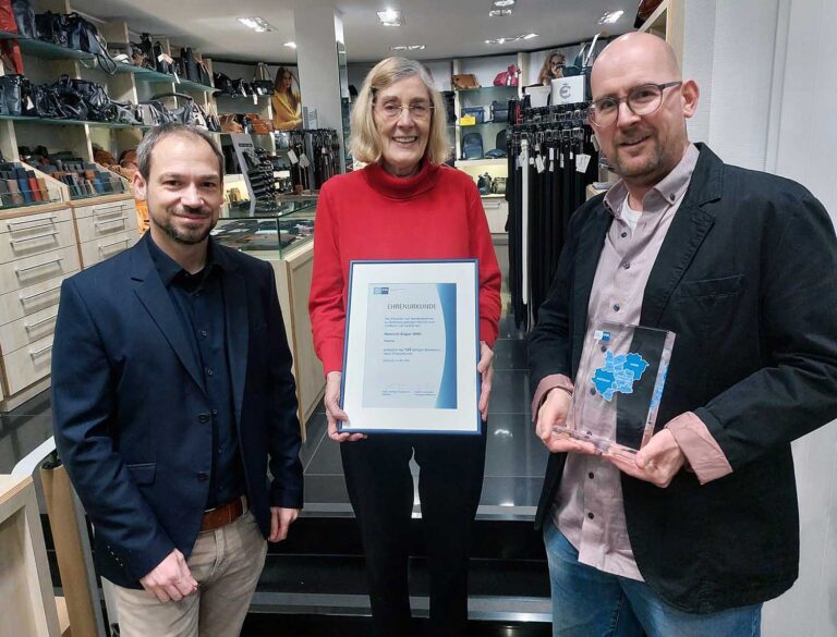 IHK-Regionalbetreuer Tobias Heine (li.) überreichte die Auszeichnung an Inhaber Wolfgang Klinge und seine Mutter Gabriele. Foto: Wagner