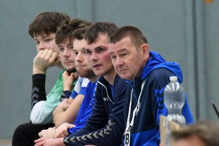 Gespannt verfolgen Trainer Wolfgang Meier und die Teamkollegen die Ereignisse auf dem Spielfeld. Archivfoto: MSW