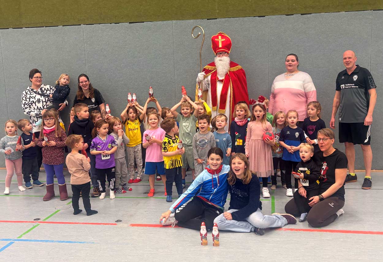 Der Nikolaus überraschte die Mädchen und Jungen im Handball-Kindergarten des TV Werne. Foto: Verein