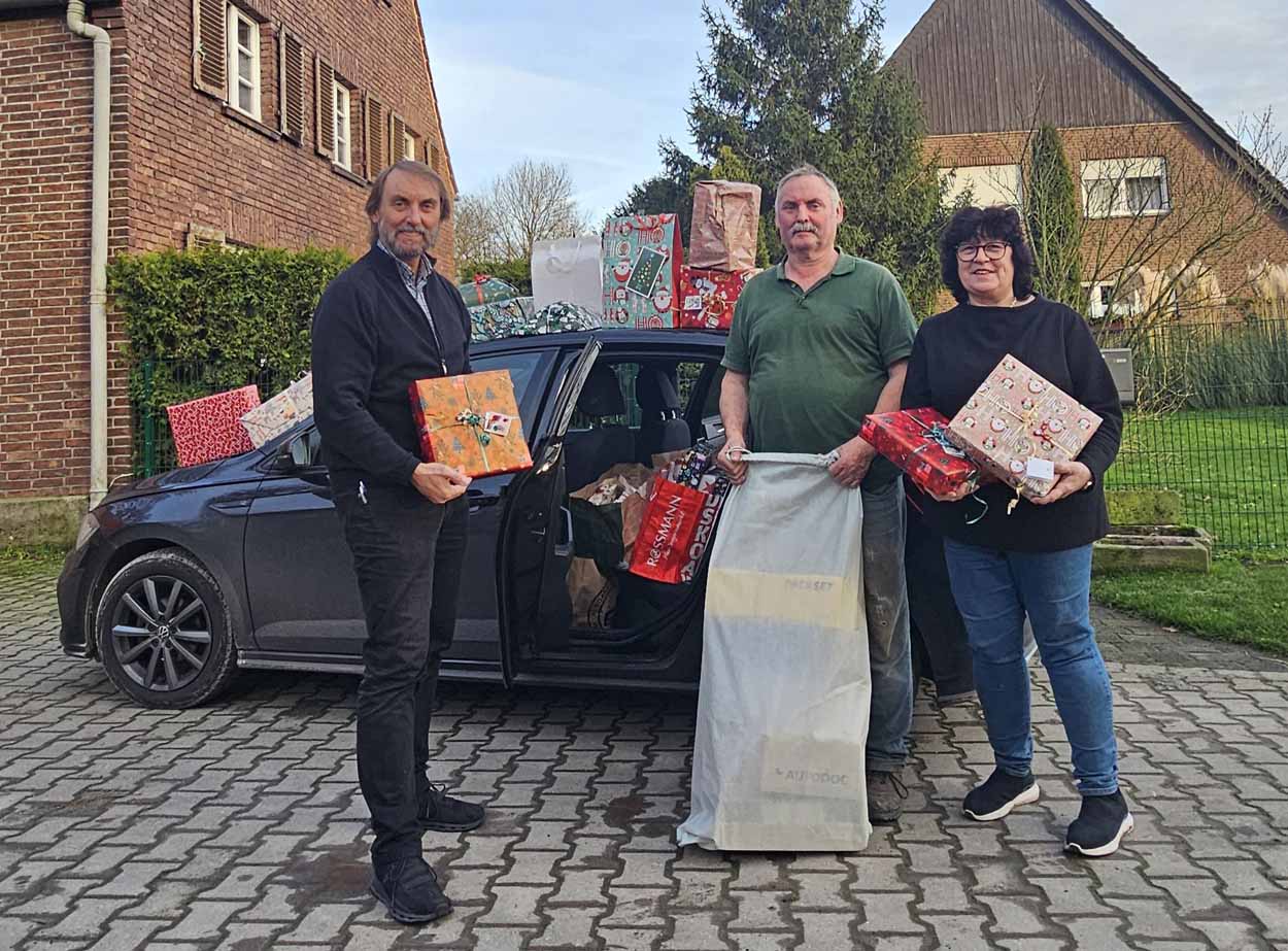 Zahlreiche Geschenke für Kinder aus finanzschwachen Familien nahm Pater Tobias in seiner Heimat entgegen. Foto: Projekt Lebenswert