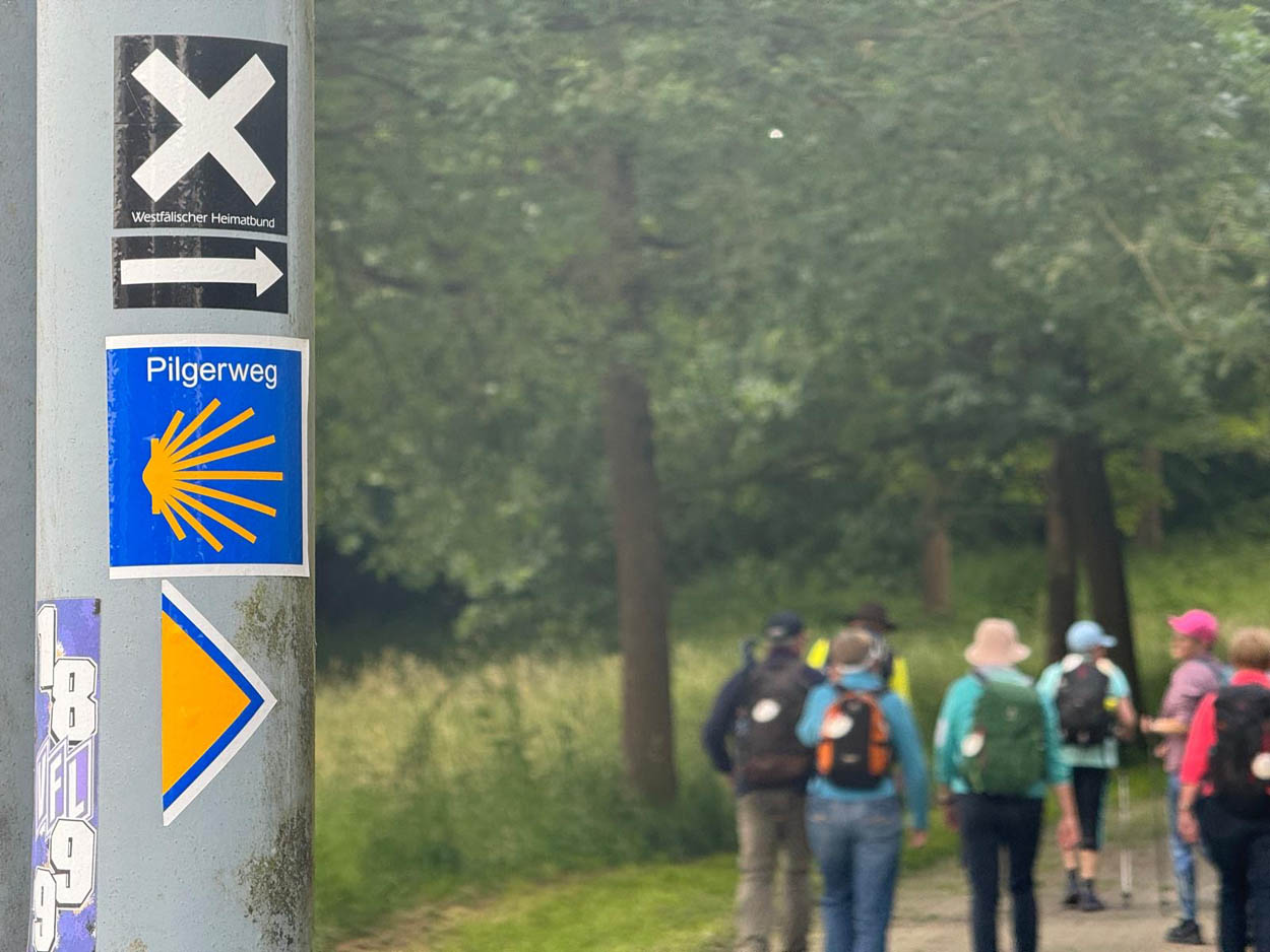 Interessierte am Pilgern tauschen sich wieder beim Stammtisch aus. Foto: Hubert Kramer