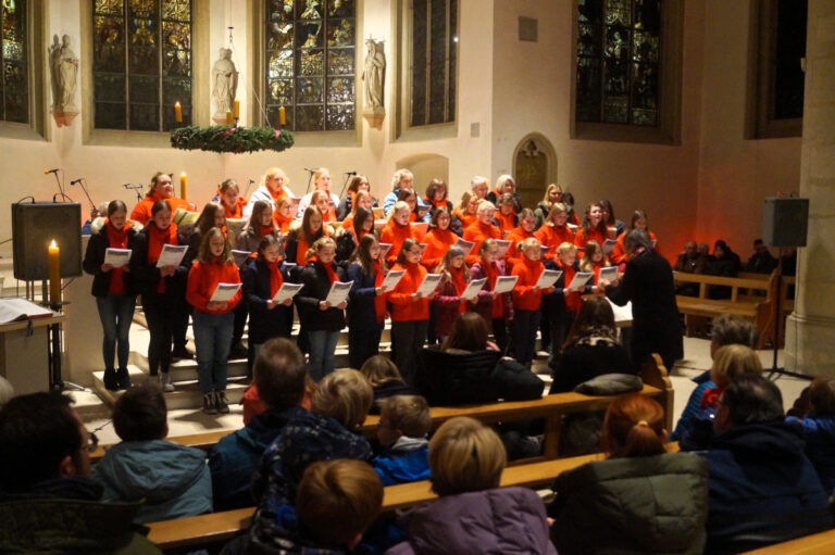 Die musikalischen Roratemesse ganz bei Kerzenschein gestaltet der Kinder- und Jugendchor Voices from heaven mit. Foto: privat