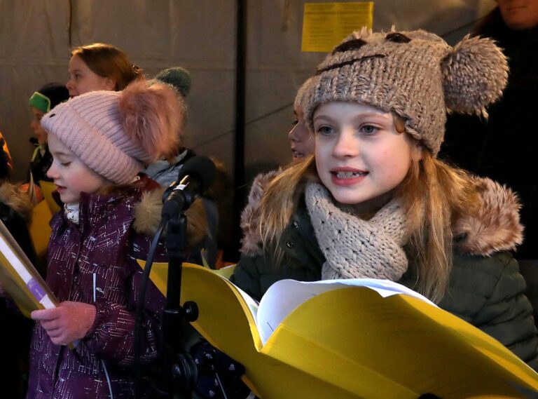 Singen im Rudel: Erst mit Burning Heart, dann mit den Weihnachts-Treckern