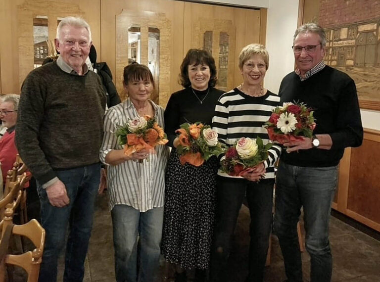 Besonders hervor hob Manfred Prömel (links) das Übungsleiterteam mit Doris Dihr, Angelika Henser, Annette Prömel, Sonja Teubner und Jürgen Zielonka. Fotos: privat