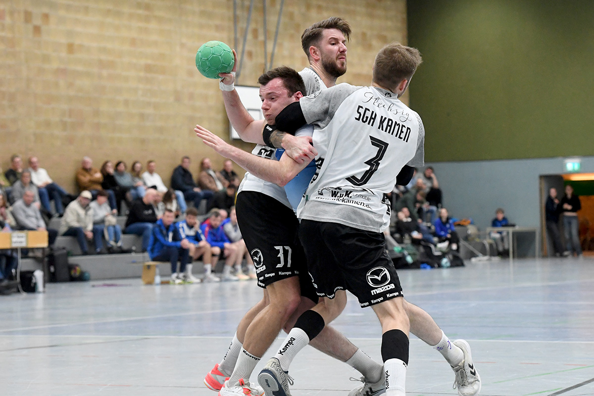 Kein Durchkommen für Jan Behler: An Florian Hoffmann und Einar Von Voss (3) kommt er nicht vorbei. Foto: MSW
