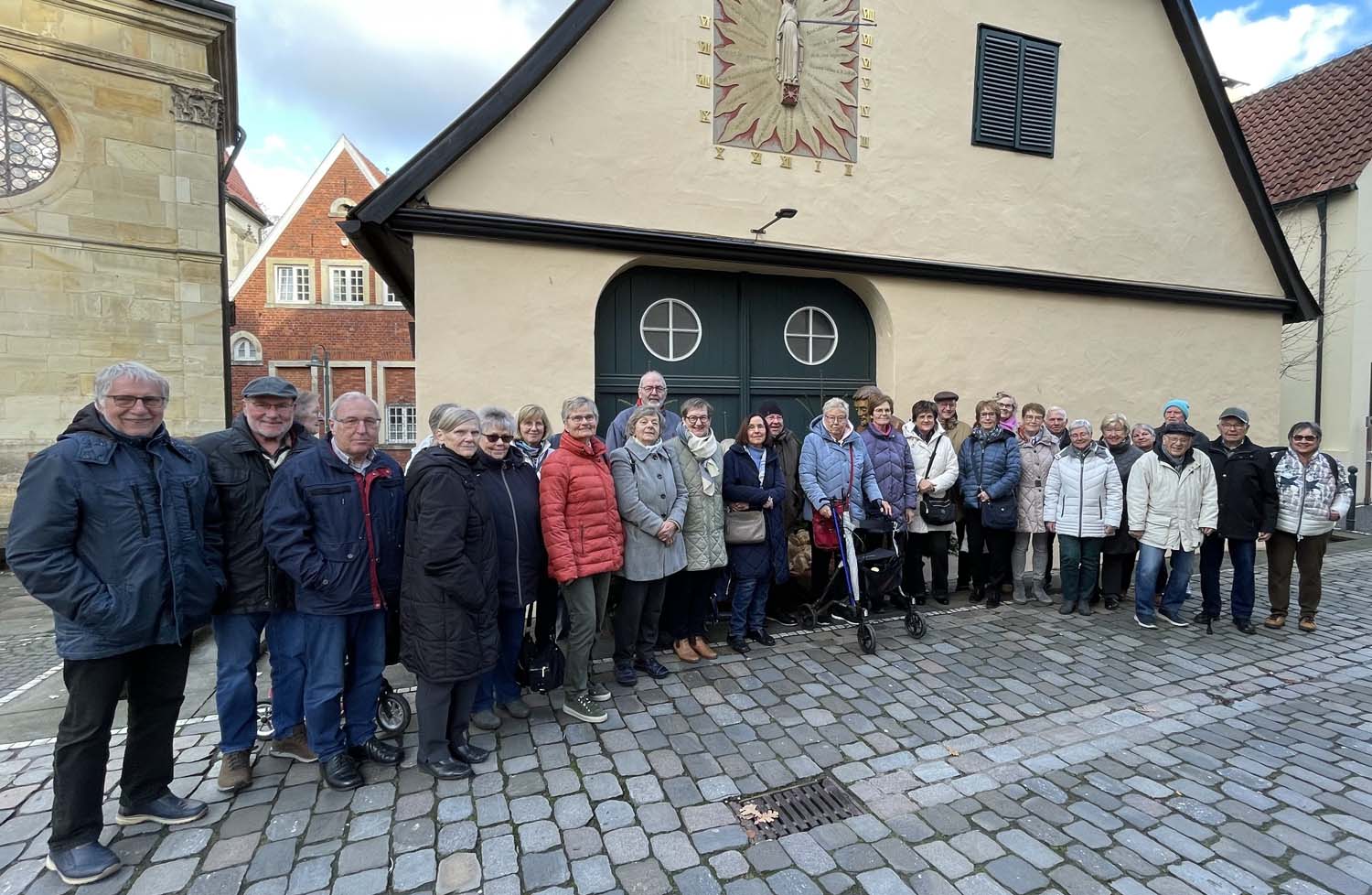 Das Bild zeigt die Gruppe der Senioren-Union bei ihrem Bummel durch die Stadt, wo es auch eine Reihe von interessanten Motiven zu bewundern gab. Foto: Paul-Heinz Kranemann