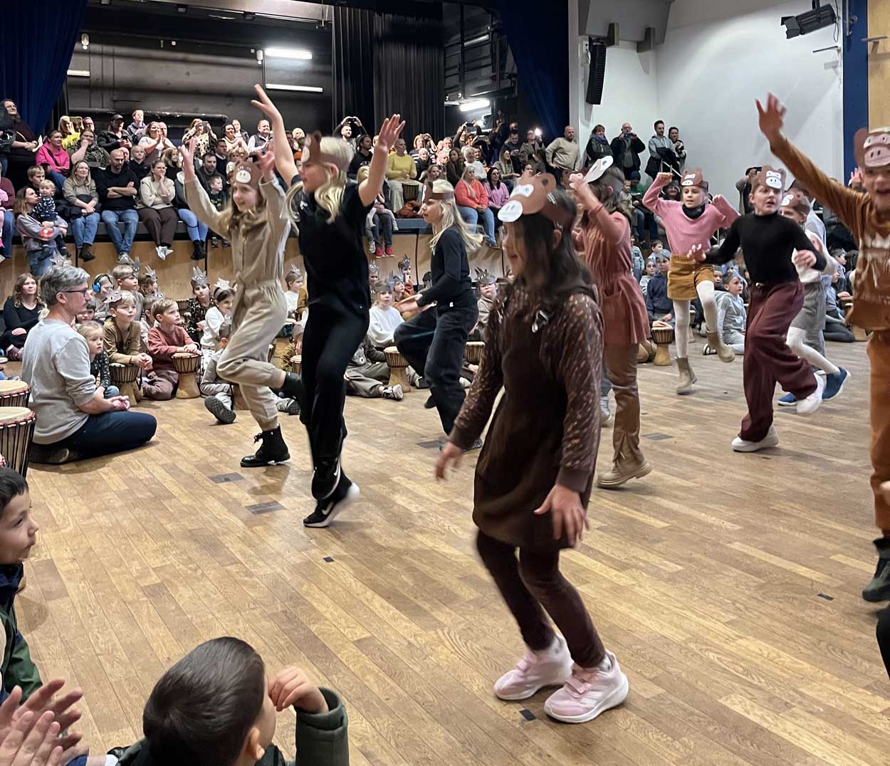 Eine Woche lang tauchten alle Jahrgänge der Uhlandschule in die faszinierende afrikanische Welt von Tamborena ein und entdeckten spielerisch die Kraft des Trommelns, Singens und Tanzens. Fotos: Schule