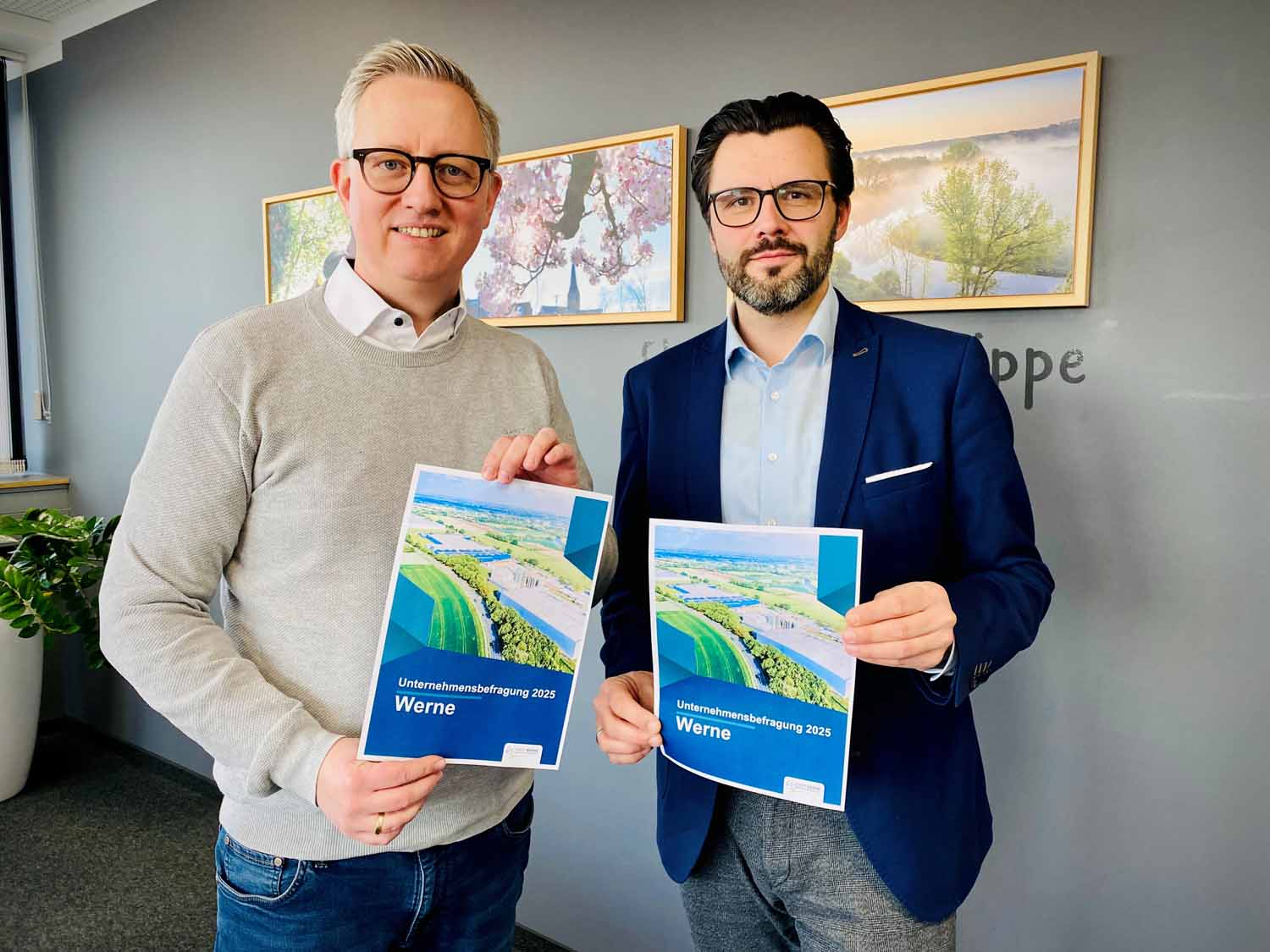 Bürgermeister Lars Hübchen und Wirtschaftsförderer Matthias Stiller (links) stellten die Ergebnisse der Unternehmensbefragung vor. 69 Prozent der Betriebe sind mit dem Standort sehr zufrieden oder zufrieden. Foto: Stadt Werne