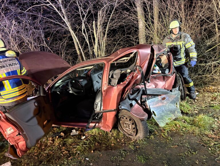 Ein schwerer Verkehrsunfall ereignete sich am Freitagabend auf der Nordlippestraße in Werne. Fotos: FFW