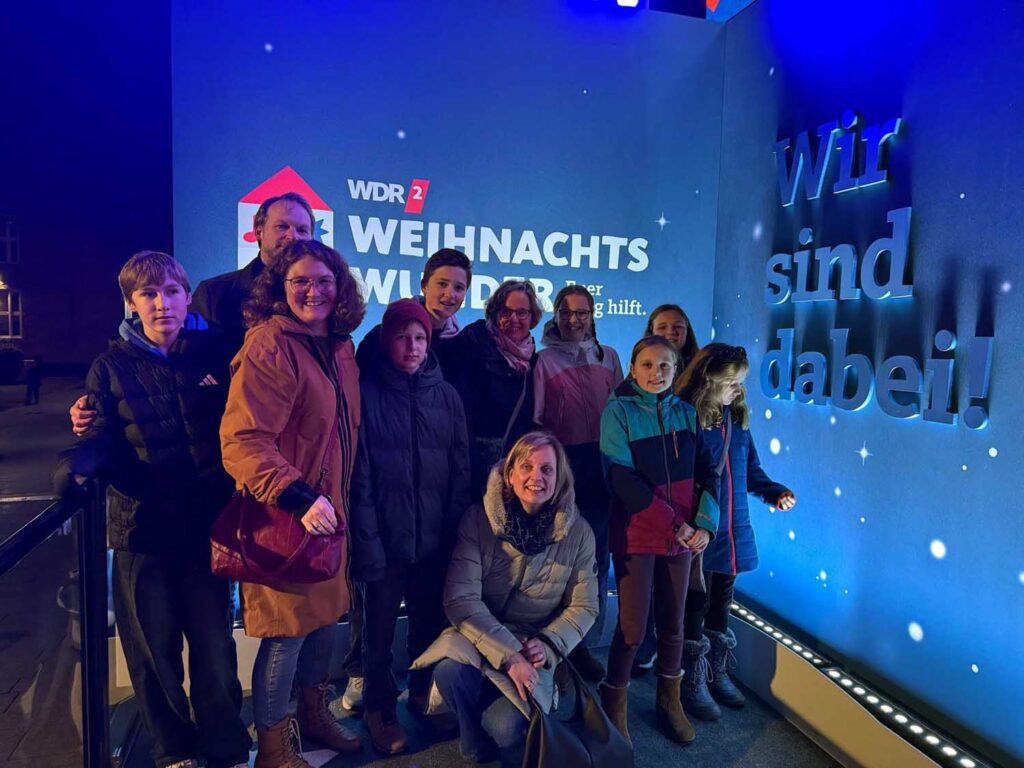 Die Familien Ulrichs und Claeßen sowie Familie Schleking aus Werne besuchten das WDR-2-Glashaus in Essen, um die Spenden aus der Waffelaktion im September zu übergeben.