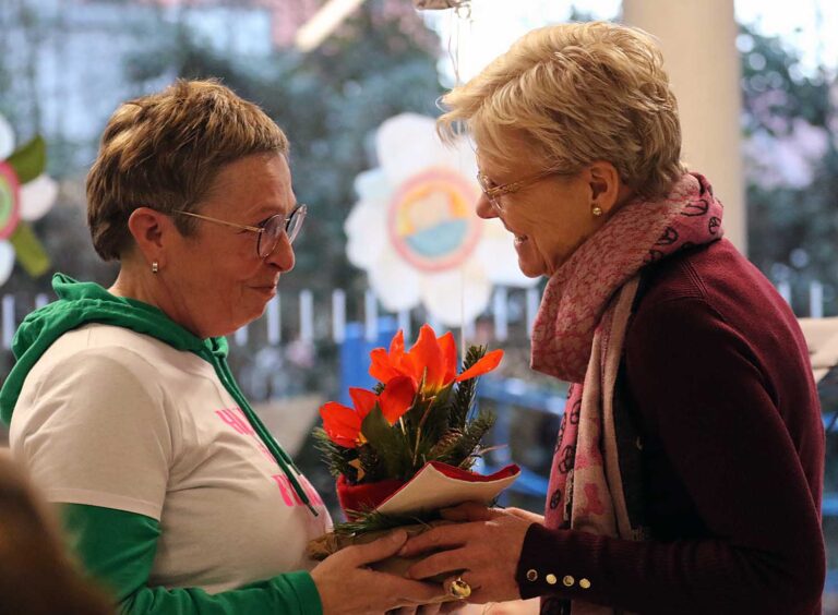 Schulleiterin Nicola Buschkotte verabschiedete nicht nur eine Sekretärin, sondern auch eine gute Freundin. Heike Welzel (links) geht in den Ruhestand. Fotos: Wagner